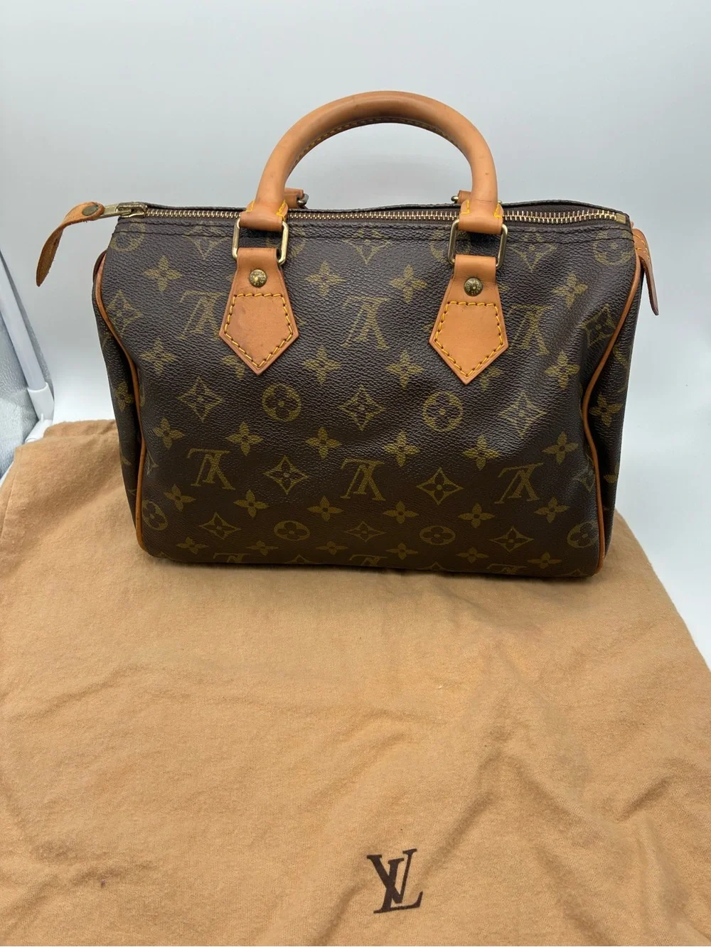 Louis Vuitton Monogram speedy 25 bag with LV dust bag & lock & key discontinued